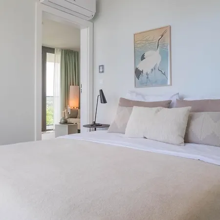 Wave- Sea View Premium 8th Floor Apartment *